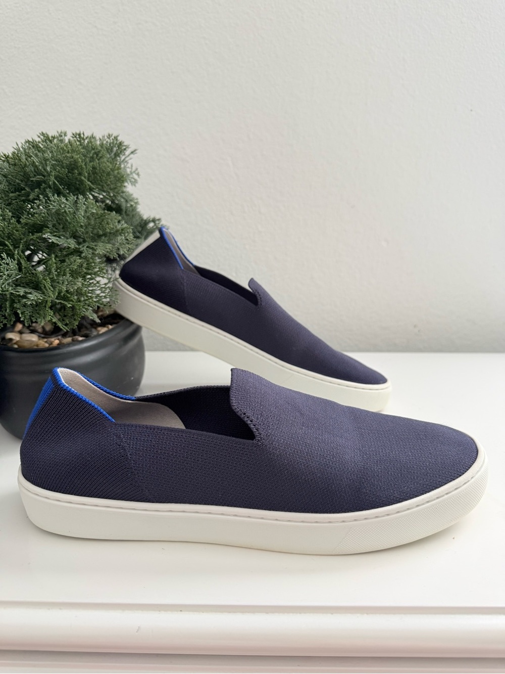 Rothy's sneakers women size 10.5 Navy Knit Slip-On with White Sole and Blue